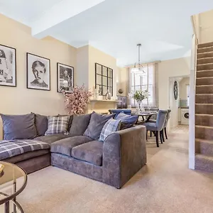 Centre Cottage, Sleeps 6 With Free Parking Holiday home