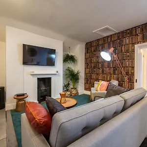 Contemporary On The Historic Rows Apartment