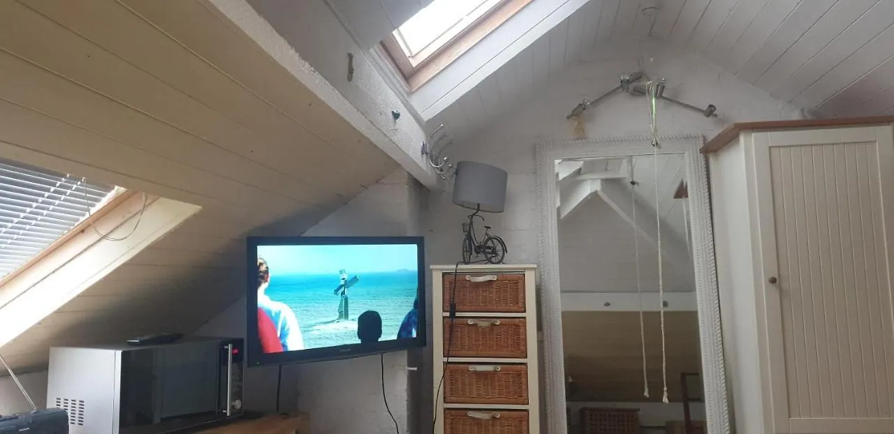 Le Studio Attic , Fridge Tv Microwave, location